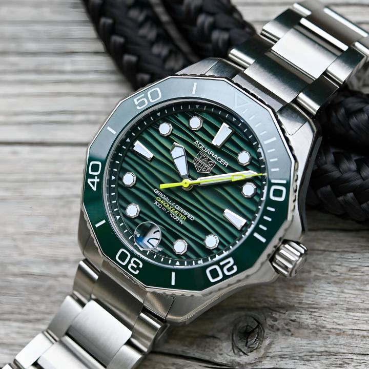 Tag Heue_r Aquaracer professional 300m Date Automatic Japan
