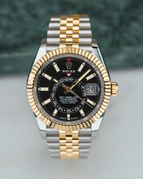 Role_x Oyster Perpetual Sky Dweller 2Ton-Gold-Black