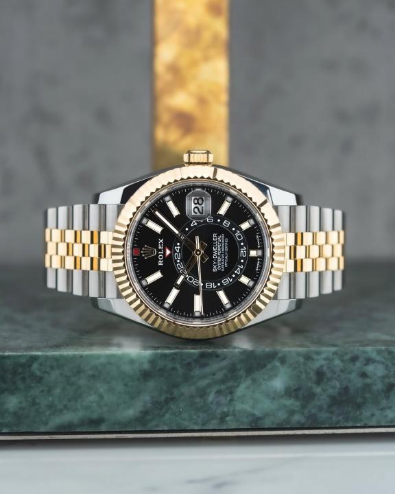 Role_x Oyster Perpetual Sky Dweller 2Ton-Gold-Black