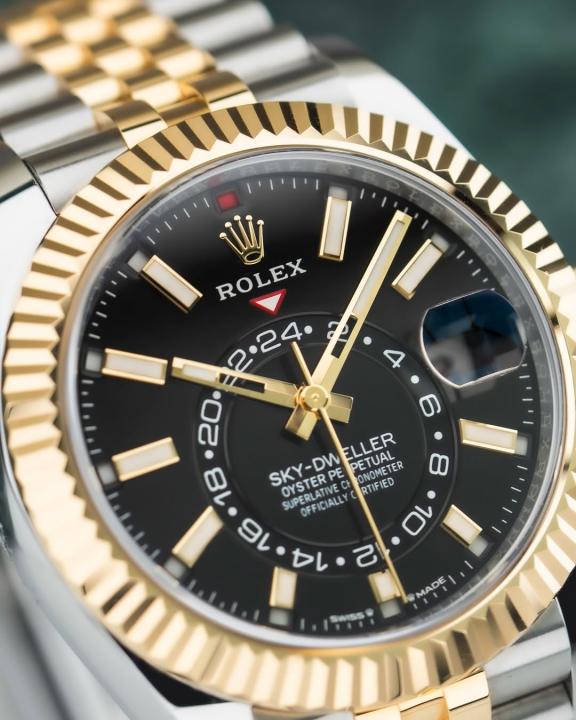 Role_x Oyster Perpetual Sky Dweller 2Ton-Gold-Black