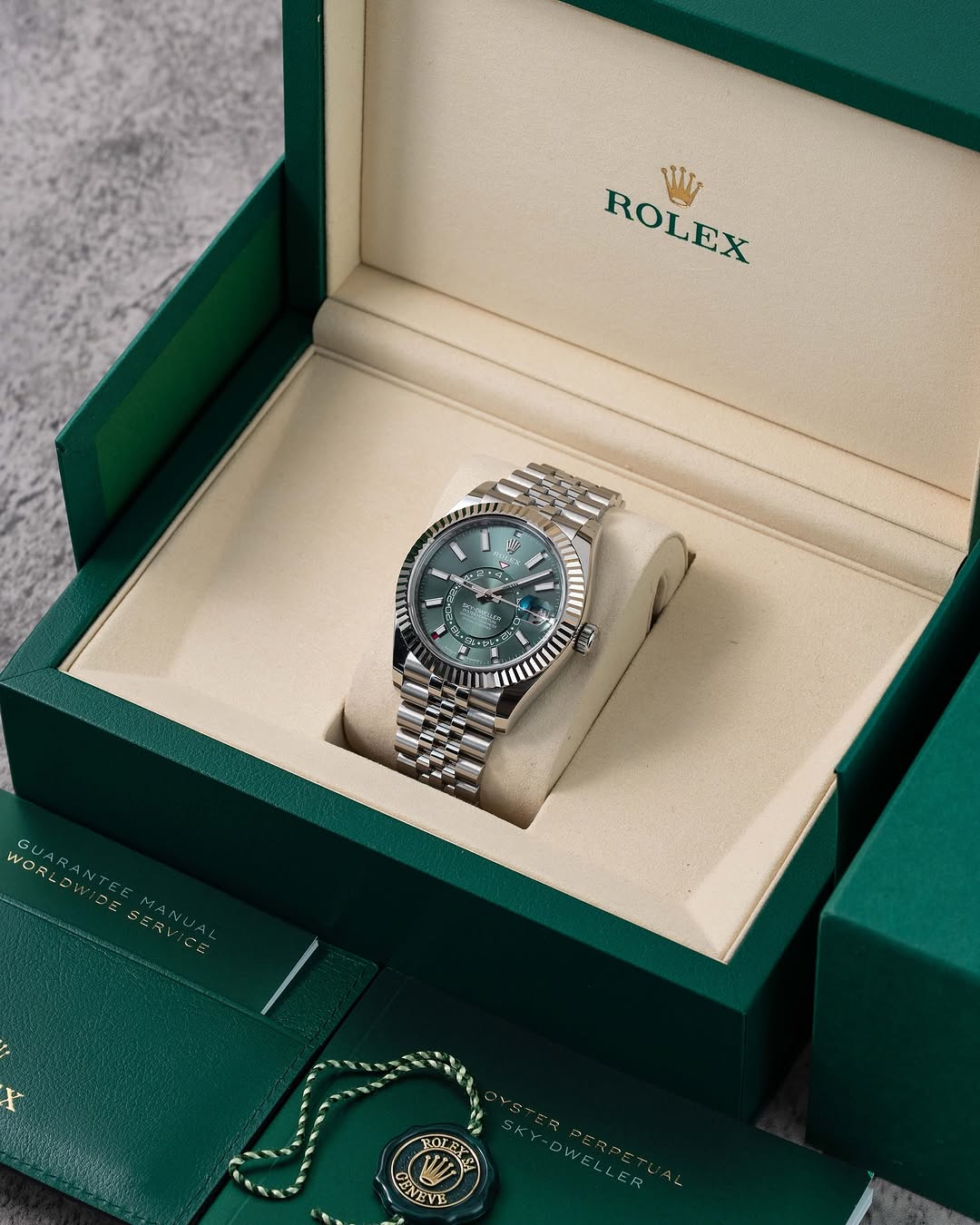 Rol.ex Oyster Perpetual Sky Dweller Silver  Green